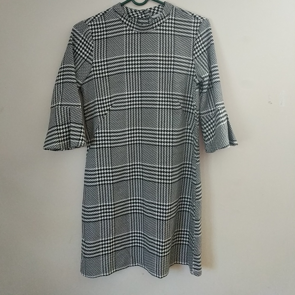 HOUNDSTOOTH MOCK NECK SHIFT DRESS